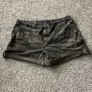 Social Standard by Sanctuary Camo Green Women's Shorts